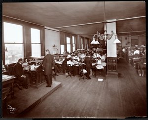 1907年にニューヨークの23rd StreetとMadison AvenueにあるMetropolitan Life Insurance Co.のオフィスのデスクで働いている男女（銀ゼラチンプリント）